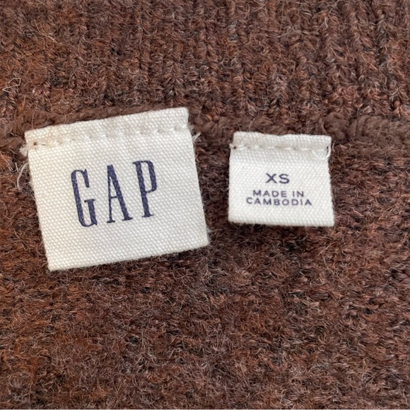 GAP V-Neck Sweater - Picture 2 of 2